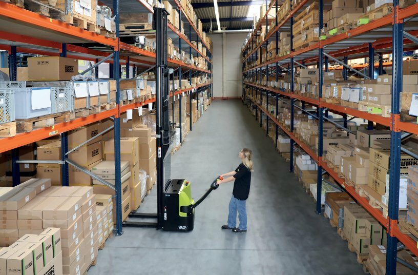 The SWX16 pedestrian stacker has a maximum lift height of 5500 mm and so can easily reach even higher shelves.<br>IMAGE SOURCE: CLARK Europe GmbH
