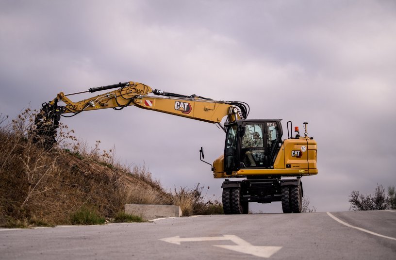 M319 wheeled excavator in action <br>Image source: Caterpillar UK Ltd.