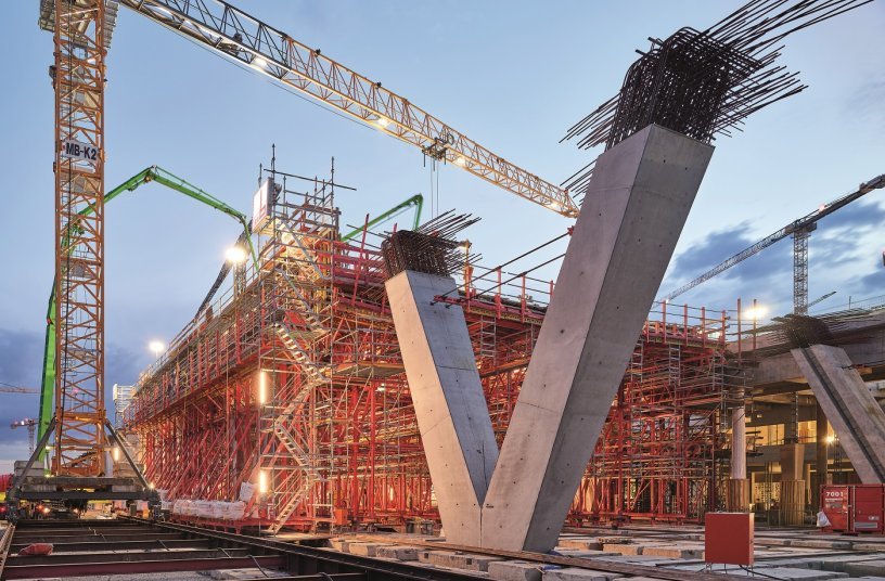 PERI unterstützte den Bau des 550 m langen und 27 m breiten Vorfahrtstisches mit einer maßgeschneiderten Schalwagenlösung.<br>BILDQUELLE: PERI SE