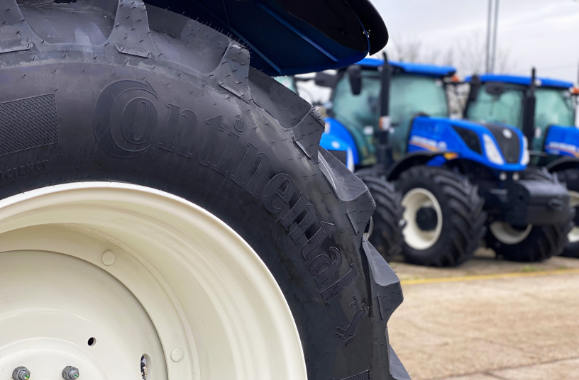 Selected New Holland tractor series now available for order with TractorMaster and VF TractorMaster tires. / New Holland Traktoren ab sofort mit TractorMaster und VF TractorMaster erhältlich. <br> Image source: Continental Tires 