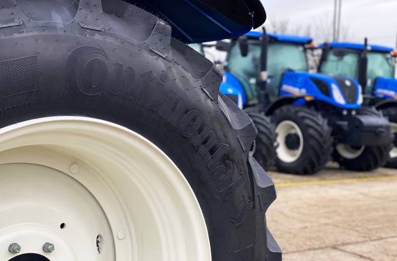 Selected New Holland tractor series now available for order with TractorMaster and VF TractorMaster tires. / New Holland Traktoren ab sofort mit TractorMaster und VF TractorMaster erhältlich. <br> Bildquelle: Continental Tires