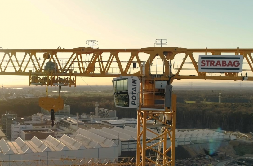 A mega crane for a mega project<br>IMAGE SOURCE: MANITOWOC COMPANY, INC.
