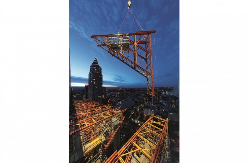 Mithilfe eines Krans wurde die Unterstützungskonstruktion für die Auskragung in das 33. Stockwerk gehoben.<br>BILDQUELLE: PERI SE