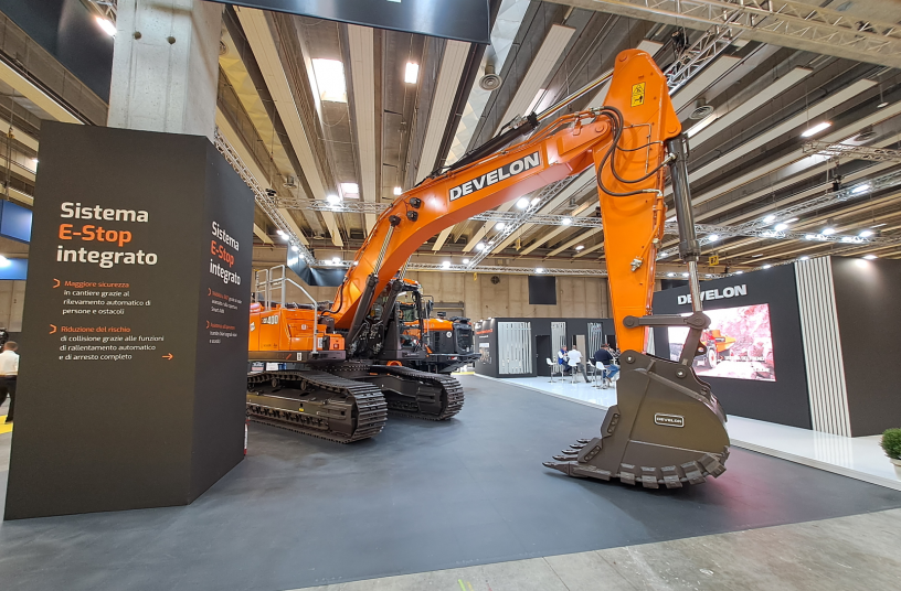 DEVELON DX400LC-9 crawler excavator<br>IMAGE SOURCE: LECTURA GmbH