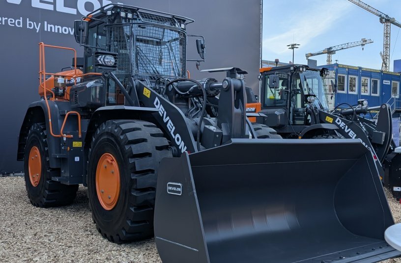 Bestens geschützt: Der Radlader DL 320-7 von DEVELON in der Ausstattung mit dem neuen Abfall- und Recycling- Kit.<br>BILDQUELLE: DEVELON