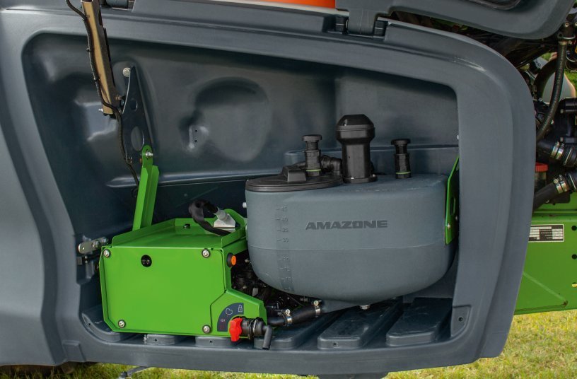 DirectInject layout with its 50 l tank and pump unit in the storage compartment of the UX 01 Super<br>Image Source: AMAZONEN-WERKE H. DREYER SE & Co. KG