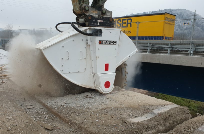 Using a KEMROC cutting wheel, the cantilevers of the old Saar highway bridge were cut crosswise and later removed piece by piece.<br>IMAGE SOURCE: KEMROC