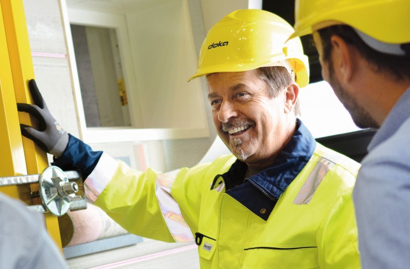 As an intermediary, Doka also works to ensure that its components and systems come onto the market that are safe and safe to use and operate. Because at the end of the day, it's all about the people on the site - their physical and mental integrity. <br> Image source: Doka