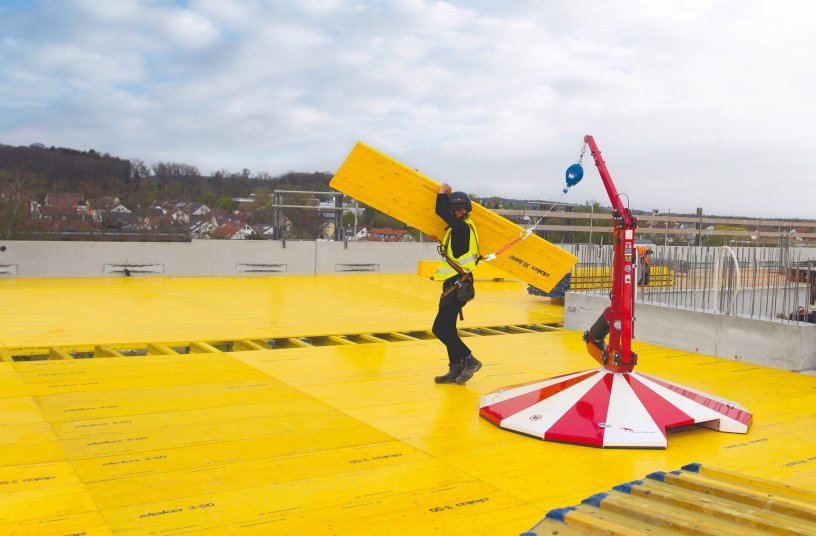 Doka offers practical and certified safety solutions from edge protection to intermediate platforms and fall protection, such as the FreeFalcon. <br> Image source: Doka