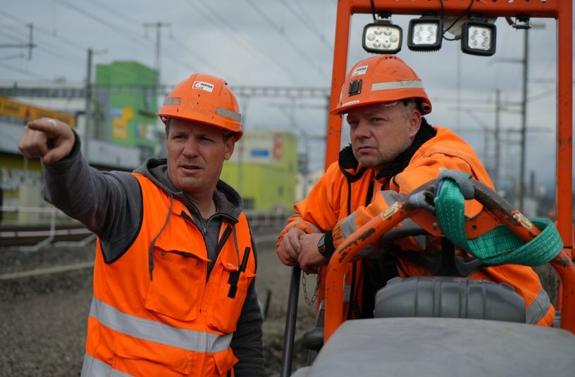 Foreman Jürgen Franzen and operator René Neujahr from the Rhomberg Sersa Rail Group discuss the individual work steps.<br>IMAGE SOURCE: WIRTGEN GROUP