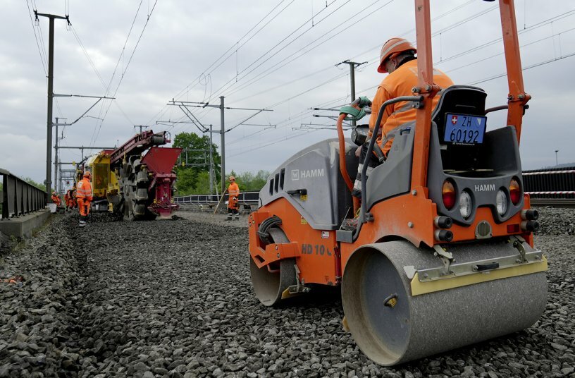 For railway construction works to upgrade the points in Aarau, Switzerland, the Hamm HD 10C VV tandem roller was deployed to complete the ballast works.<br>IMAGE SOURCE: WIRTGEN GROUP