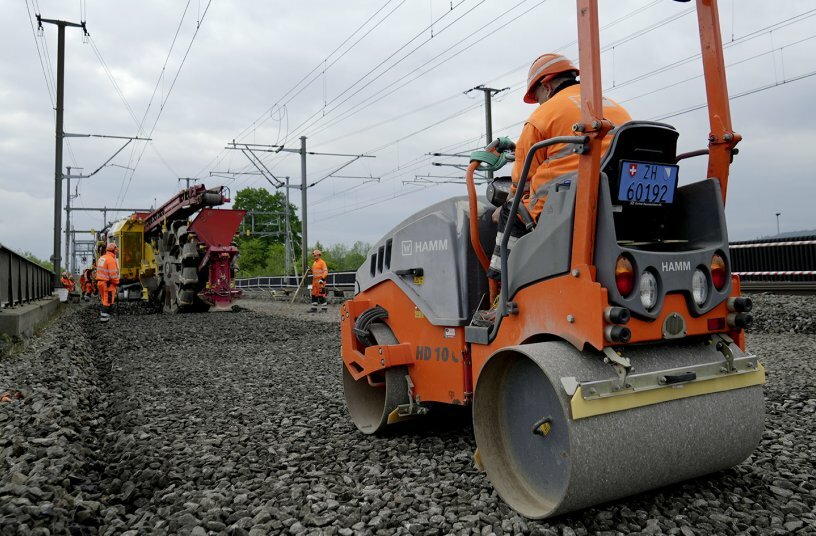 Bei Gleisbauarbeiten mit Erneuerung der Weichen in Aarau, Schweiz, wurde die Hamm Tandemwalze HD 10C VV für die Schotterarbeiten eingesetzt.<br>BILDQUELLE: WIRTGEN GROUP