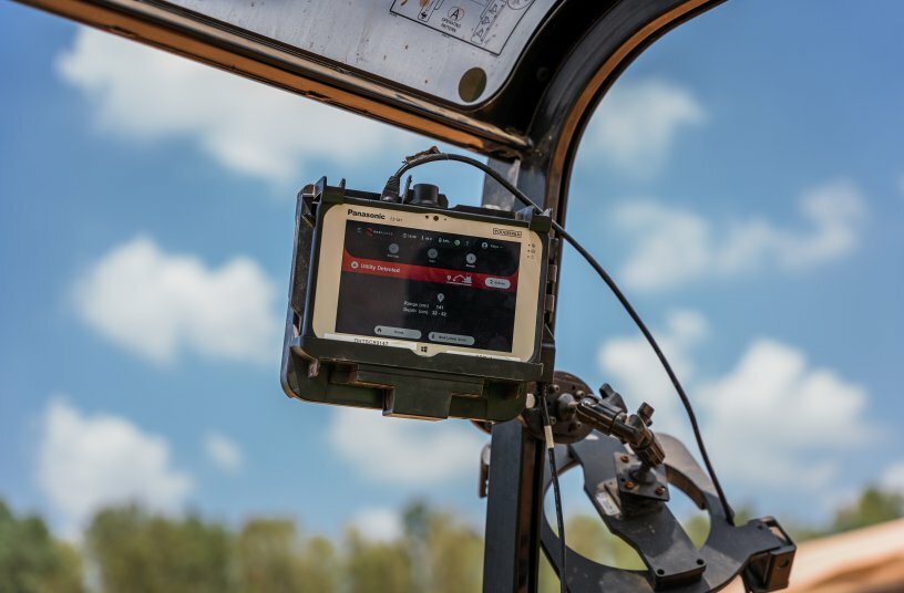 The operator can observe the Live Dig Radar detection status on the LDR Visualize™ display in the excavator cabin<br>IMAGE SOURCE: RodRadar
