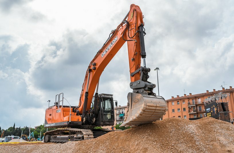 Outdoor presentation of Develon machines<br>IMAGE SOURCE: LECTURA GmbH