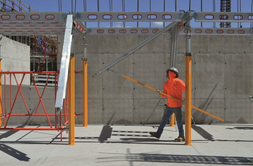 With the SKYFLEX Slab Formwork, assembly is carried out safely from ground level, with the cross girders secured by the roll closure mechanism.<br>IMAGE SOURCE: PERI SE
