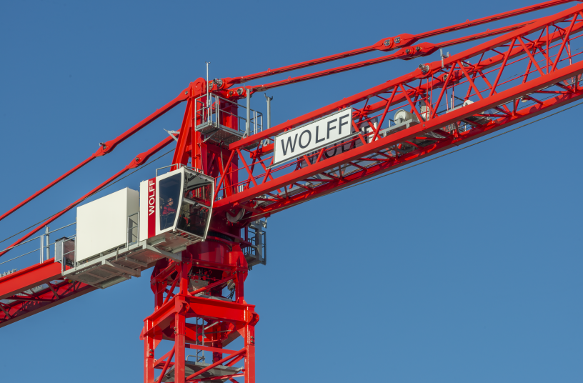 The compact tower top allows several cranes to  stand close to- gether on a con- struction site and  slew over each other. <br> Image source: WOLFFKRAN  International AG