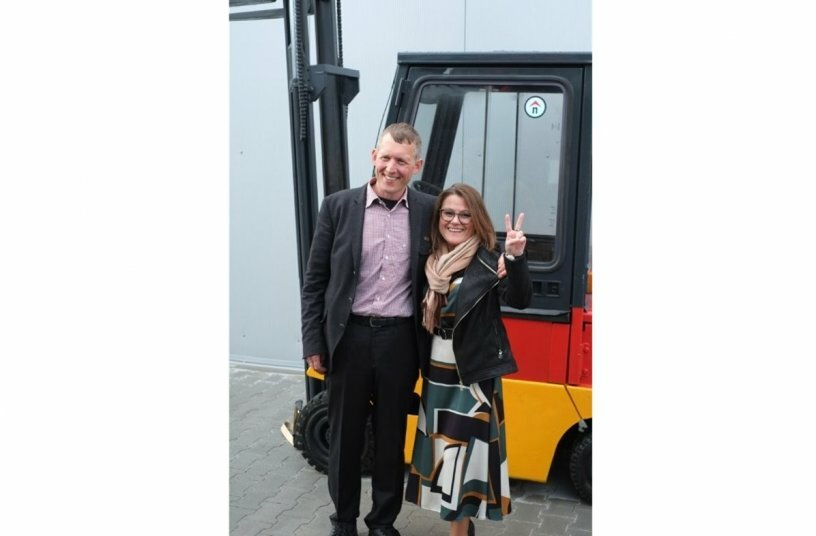 Edgar Gauthier, Geschäftsführer der Noris Gebrauchtstapler GmbH mit Beatriz López von LECTURA<br>BILDQUELLE: Noris Gebrauchtstapler