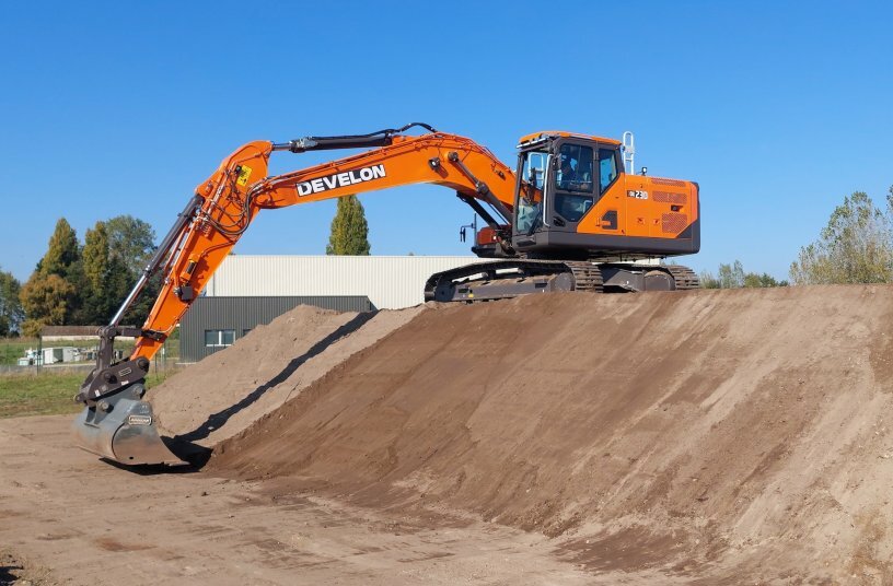 DEVELON DX230LC-9<br>IMAGE SOURCE: DEVELON