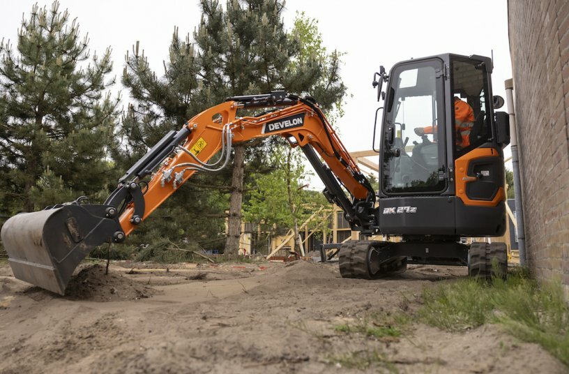 Überarbeitetes Modell: Zu den Optimierungen, die der DX27Z-7 bietet, zählen der vergrößerte Einstieg in die Fahrerkabine durch eine Glastür, die Anbaugerätesteuerung per Daumenrad und die bessere Sicht nach vorn.<br>BILDQUELLE: DEVELON