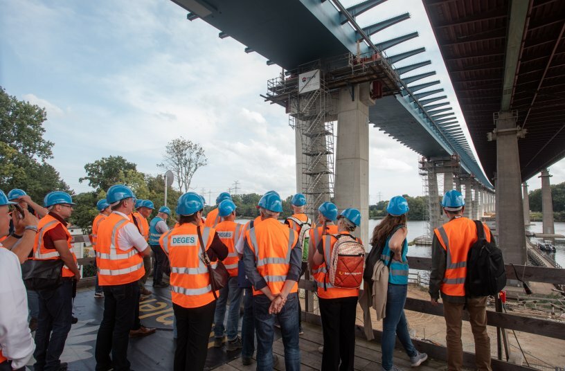 Trade journalists during the NordBau 2025 trade press tour, organized in cooperation with LECTURA, represented by Iva Thiel. At the construction site of the Rader High Bridge, they received first-hand insights from project managers about progress and challenges..<br>IMAGE SOURCE: Holstenhallen Neumünster GmbH; SIXCONCEPT