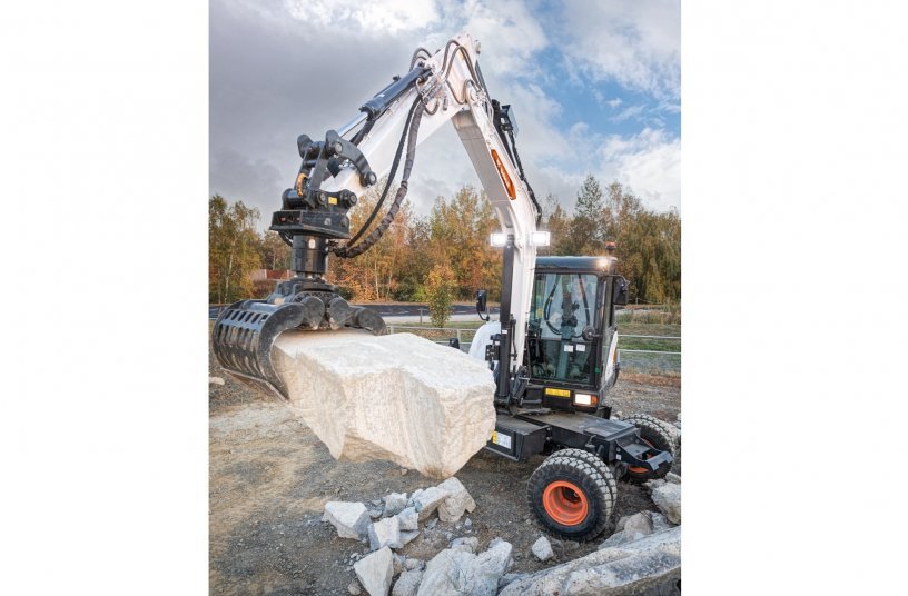 The E57W is powered by a Bobcat D24 Stage V engine, providing 42.5 kW (57 HP) of power at 2400 RPM, with efficient Diesel Oxidation Catalyst (DOC) and Diesel Particulate Filter (DPF) after-treatment technology to ensure minimal emissions. <br> Image source: Doosan Bobcat  EMEA