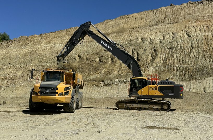 Der Volvo EC400 Hybrid und der A40-Dumper agieren bei Clariant im Bentonitabbau als eingespieltes Team.<br>BILDQUELLE: Volvo Construction Equipment