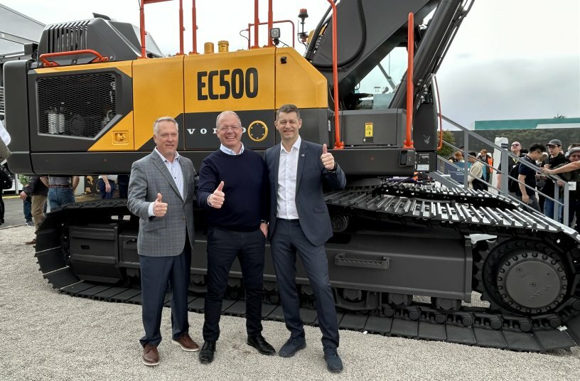 From Left: Stephen Roy, Martin Lundstedt and Melker Jernberg with the EC500<br>IMAGE SOURCE: Volvo Construction Equipment