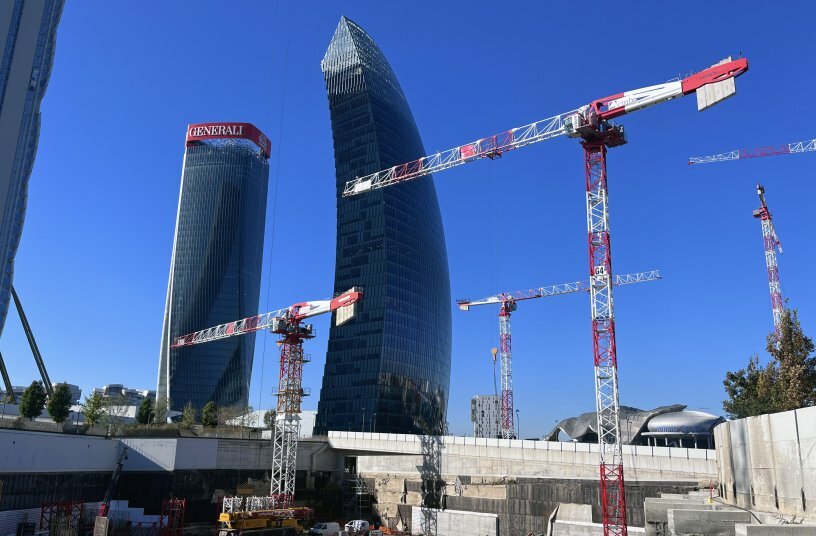 Eight Potain cranes team up to construct Milan’s stunning new CityWave building<br>IMAGE SOURCE: MANITOWOC COMPANY, INC.