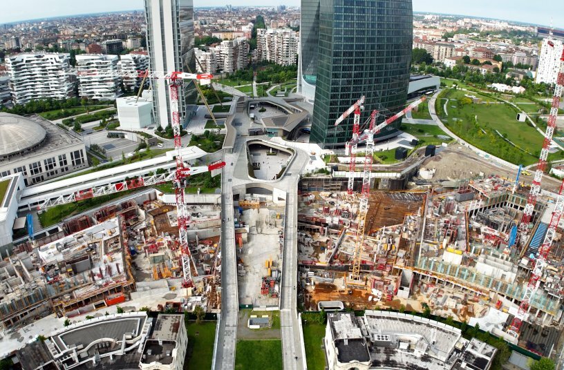 Eight Potain cranes team up to construct Milan’s stunning new CityWave building<br>IMAGE SOURCE: MANITOWOC COMPANY, INC.