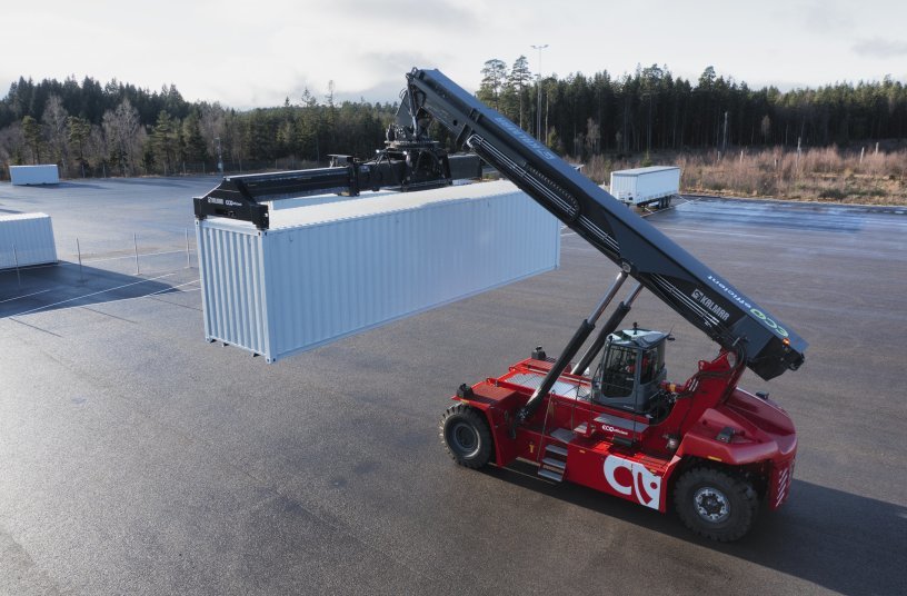 Electric Reachstacker ERG420-450 with container<br>IMAGE SOURCE: Cargotec Corporation; Kalmar