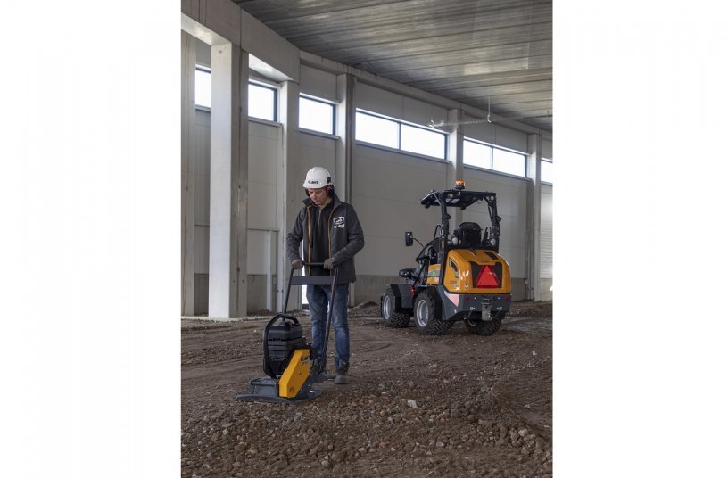 With the electric vibration plate GP1950E and the electric wheel loader G2200E, GIANT supports sustainable construction projects. <br> Image source: TOBROCO-GIANT