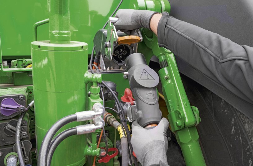 The electric drive is designed in such a way that it not only supplies the drive, but also provides up to 100kW of electrical power for external implements. <br> Image source: John Deere Walldorf GmbH & Co. KG