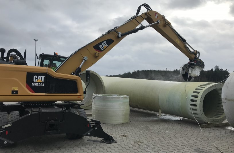 EURECUM uses a CAT MH3024 material handler with a KEMROC KDS 50 diamond saw to cut through wind turbine rotor blades. <br> Image source: KEMROC