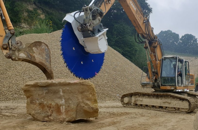 A KEMROC ES 110 HD universal cutter (110 Kw) with cutter wheel (1,000 mm cutting depth) mounted on a 24-ton excavator at Fark Naturstein in the Münster region of Germany.<br>IMAGE SOURCE: KEMROC Spezialmaschinen GmbH