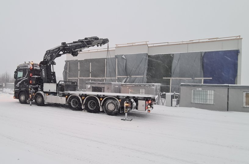 In transport position, the crane is folded transversely to the direction of travel.<br>IMAGE SOURCE: Fassi Gru S.p.A.