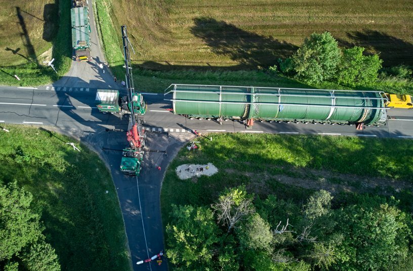 Links oben im Foto zu sehen stehen die beiden 3Achser Module auf dem Auflieger zur Verlängerung der Transporteinheit bereit.<br>BILDQUELLE: FASSI Deutschland  GMBH