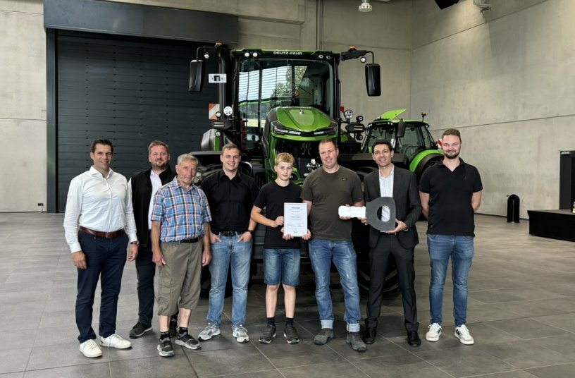 DEUTZ-FAHR übergibt ersten 8340 TTV der neuen Serie 8 an Endkunden<br>BILDQUELLE: DEUTZ-FAHR