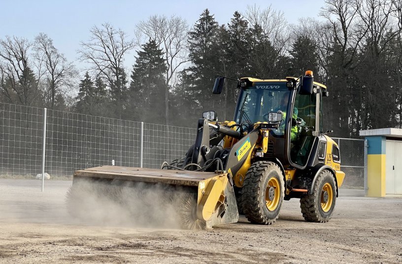 The L25 Electric in operation clearing roads at an Eberhard site <br> Image source: Volvo Construction Equipment
