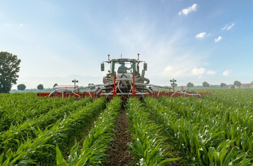 Die FLEXCARE V dient der mechanischen Beikrautregulierung zwischen den Reihen<br>BILDQUELLE: PÖTTINGER Landtechnik GmbH