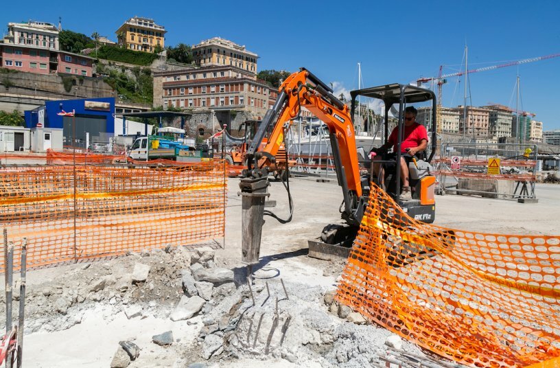 Develon DX17Z-7 Mini Excavator is a Hit on Genoa Waterfront<br>IMAGE SOURCE: DEVELON
