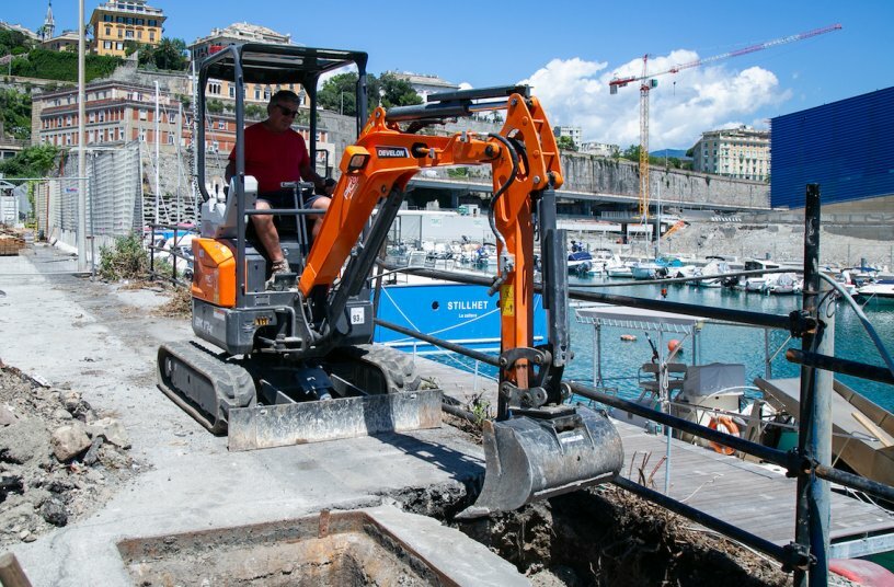 Develon DX17Z-7 Mini Excavator is a Hit on Genoa Waterfront<br>IMAGE SOURCE: DEVELON