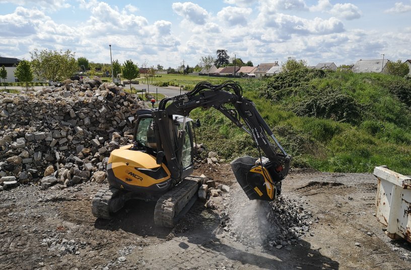 Brecherlöffel MB-C50 auf Mecalac 8MCR<br>BILDQUELLE: MB Crusher