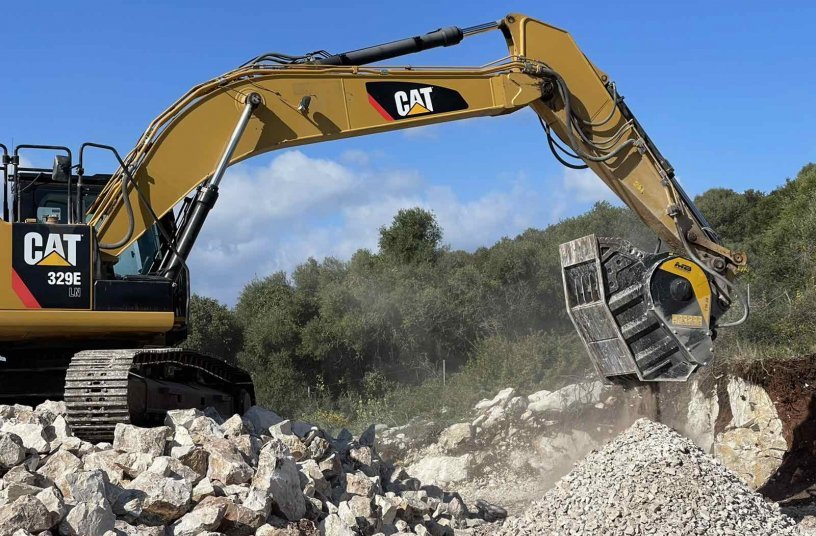 Caterpillar 329E - Greece - Recycling - Sea rocks<br>IMAGE SOURCE: MB Crusher