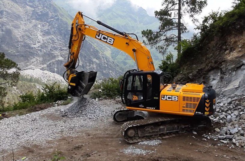 BF70.2 - JCB215LC - India - Recycling - Rocks<br>IMAGE SOURCE: MB Crusher