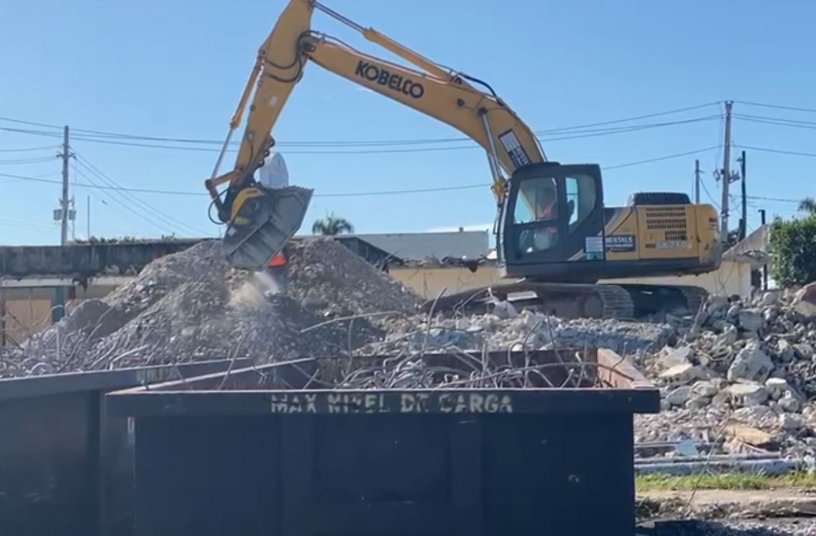BF70.2 - Porto Rico - Kobelco - Urban Jobsite - Demolition waste<br>IMAGE SOURCE: MB Crusher