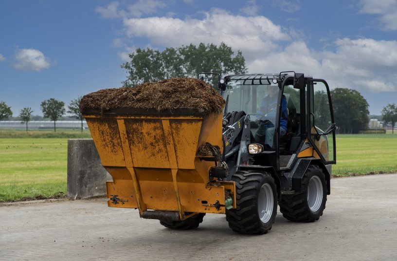 GIANT G3500 with MVB 1250 divide bucket for bedding cubicles <br> Image source: TOBROCO-GIANT