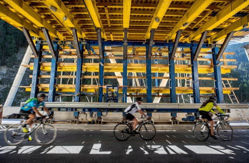 Unrestricted clearance for traffic thanks to high-performance Doka UniKit – the universal engineering kit for heavy loads.<br>IMAGE SOURCE: Doka