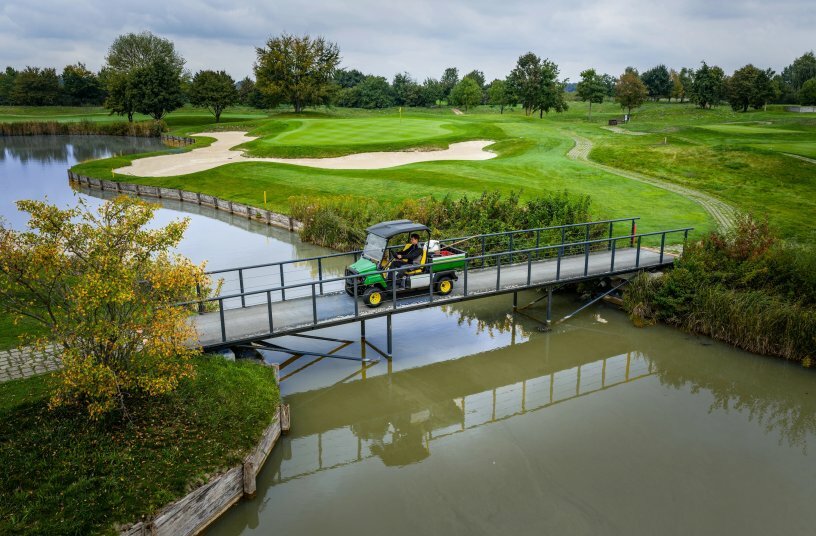 Gator GS golf<br>IMAGE SOURCE: John Deere Walldorf GmbH & Co. KG