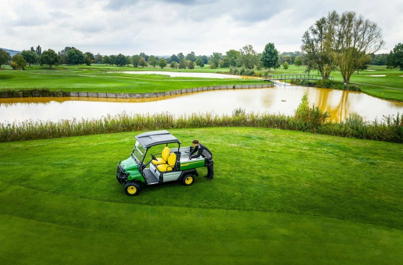 Gator GS on golf course<br>IMAGE SOURCE: John Deere Walldorf GmbH & Co. KG