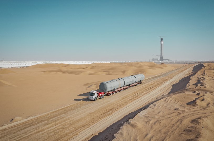 Safe journey on Goldhofer THP/SL heavy-duty modules with 30 axle lines: from Jebel Ali Port to the offloading point at Mohammed bin Rashid Al Maktoum Solar Park. <br> Image source: Al Faris